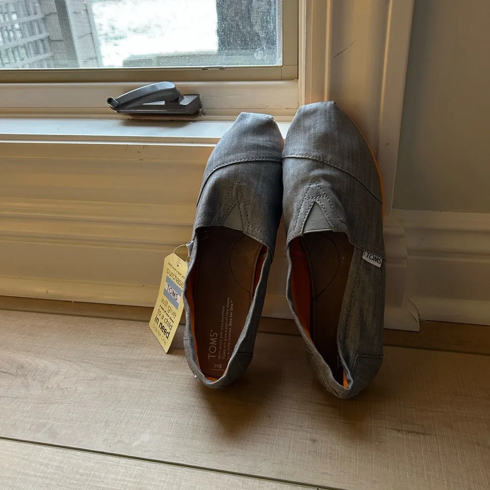 Toms - Picture 3 of 5